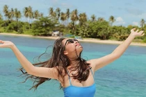 'Gập bụng muốn xỉu' mới có body đẹp để khoe dáng với bikini, nhưng Khả Ngân vẫn bị bạn 'dìm hàng'