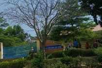 Lý do 2 thanh niên xăm trổ chờ cô giáo trước cổng trường