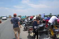 Trục vớt thi thể nam thanh niên nghi nhảy cầu tự vẫn