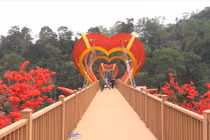 Cận cảnh cây cầu tình yêu bằng kính trong suốt đầu tiên ở Việt Nam