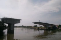 Dân khổ sở vì cây cầu 300 tỷ xây gần 10 năm vẫn chưa xong