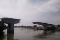 Dân khổ sở vì cây cầu 300 tỷ xây gần 10 năm vẫn chưa xong