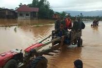 3 ngày sau vụ vỡ đập thủy điện ở Lào: Huyện Sanamxay vẫn ngập sâu trong bùn đỏ 