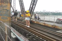 Ảnh: Giới trẻ lên cầu Long Biên chụp ảnh bất chấp biển cấm