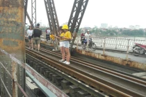 Ảnh: Giới trẻ lên cầu Long Biên chụp ảnh bất chấp biển cấm