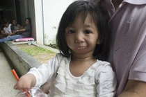 Nụ cười bản lĩnh của cô bé không miệng, không tay chân