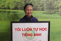 Học viên 70 tuổi tại lớp học tiếng Anh miễn phí tại Hà Nội