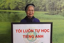 Học viên 70 tuổi tại lớp học tiếng Anh miễn phí tại Hà Nội