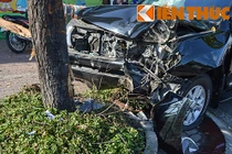 Ô tô biển xanh nát đầu vì đâm vào gốc cây