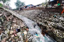 Cận cảnh mương nước bốc mùi hôi thối dưới chân cầu Long Biên