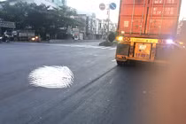 Đi bộ trên QL51, người đàn ông vô danh bị container cán chết