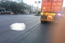 Đi bộ trên QL51, người đàn ông vô danh bị container cán chết