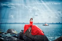 Nữ sinh xiêm y đỏ khoe vẻ nõn nà trước biển Đà Nẵng