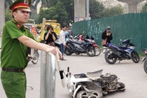 Clip: Khoảnh khắc nữ tài xế lái “xe điên” đâm hàng loạt xe máy