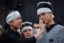 Đồng nghiệp, lái xe ôm, người chưa quen đến vĩnh biệt nữ lao công