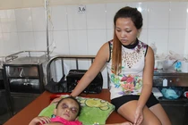 Clip bé gái bị cha mẹ hành hạ và lời kể nhân chứng