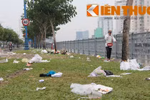 Rác ngập đại lộ hiện đại nhất TP HCM sau đêm giao thừa