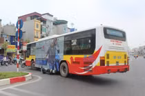 Hà Nội: Va chạm xe máy, tài xế xe buýt bị đánh tới tấp