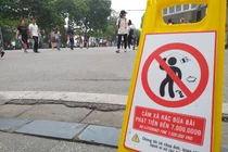 Hà Nội phạt 7 triệu đồng với hành vi vứt rác trên phố đi bộ