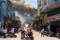 Hà Nội: Cháy lớn tại xưởng gỗ nổi tiếng ở Thạch Thất