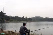Lương thấp, thầy giáo phải đi câu cá… cải thiện bữa ăn!