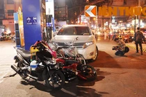 Xe điên đâm người ở trạm xăng, nhiều người bị thương