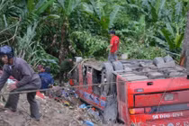 Tạm giữ hình sự tài xế xe khách lao xuống vực ở Quảng Nam