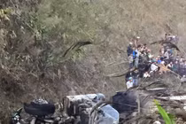 Hiện trường thảm khốc xe bồn đâm xe khách ở Hòa Bình