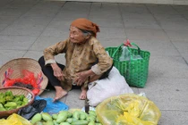 Chùm ảnh: Những người phụ nữ mải miết mưu sinh trên phố