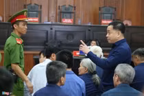 Vũ 'nhôm' chỉ trỏ, lớn tiếng tại tòa phúc thẩm xử đại án Đông Á