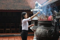 Chùm ảnh: Người Hà Nội đội mưa đi lễ chùa Rằm tháng Bảy