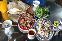 Tranh nhau trả tiền ăn sáng, người đàn ông bị chém