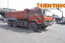 Xe ben cán nát chân 1 phụ nữ, kéo lê xe máy 20m