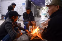 Muôn kiểu chống rét của người dân Hà Nội 