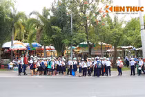 Người dân nườm nượp đổ về KDL Đại Nam trước ngày đóng cửa