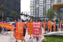 Hancorp xẻ đất xây bệnh viện, cư dân Ngoại Giao Đoàn lại xuống đường phản đối