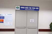 Bị bỏ quên trên xe đưa đón học sinh, bé 3 tuổi nhập viện