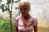 Người phụ nữ bị hàng xóm nhét chất thải gia súc vào miệng 