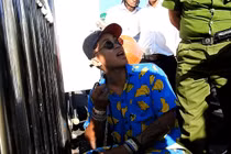 Hàng trăm cảnh sát giải cứu thanh niên leo cầu Thuận Phước quay clip...câu view 