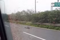 Ra giữa đường nhặt ve chai, người đàn ông bị xe đâm