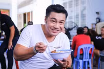 Một ngày bận rộn trên phim trường của diễn viên Lý Hùng