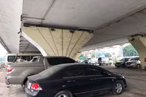Bộ Giao thông 'bác', bãi trông xe gầm cầu Hà Nội vẫn nhộn nhịp