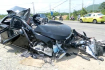 Xe giường nằm tông nát ô tô con, 4 người chết