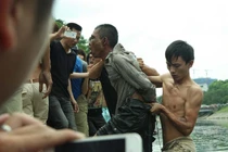 Vây bắt tên trộm xe đạp bơi dưới “sông thối” Tô Lịch