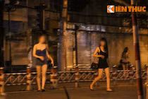 Trai giả gái bán dâm chèo khách công khai giữa Sài Gòn