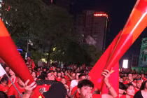 Người dân TP HCM đội mưa cổ vũ ĐT Việt Nam