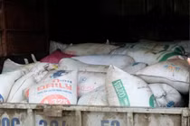 Hà Nội: CSGT tóm gọn 65 bao mỡ hôi thối kinh hoàng