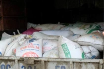 Hà Nội: CSGT tóm gọn 65 bao mỡ hôi thối kinh hoàng