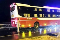 Tông vào xe khách, một thiếu tá quân đội chết tại chỗ