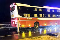 Tông vào xe khách, một thiếu tá quân đội chết tại chỗ